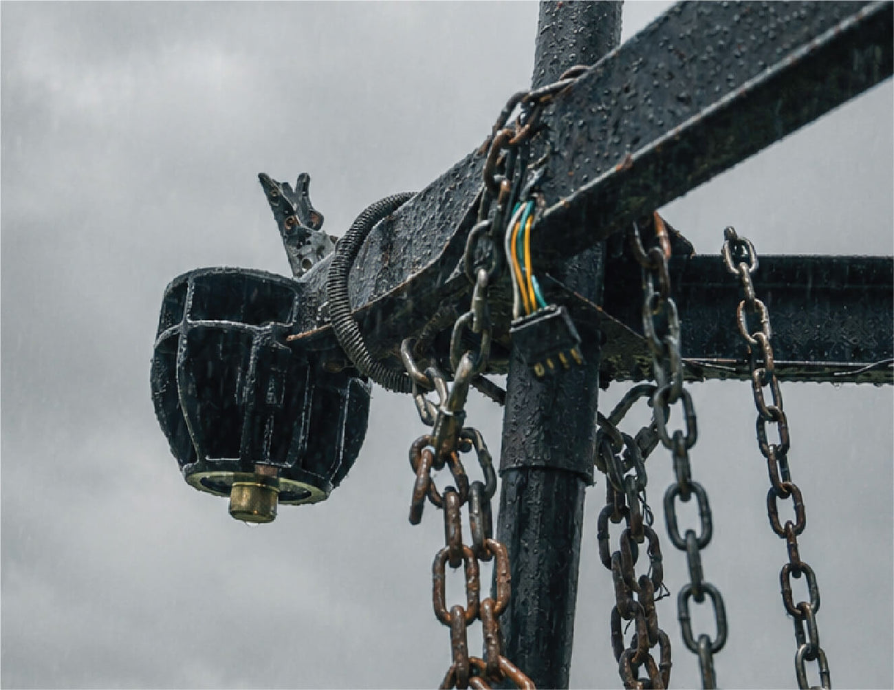 ICON Coupler Lock chains in wet weather showing double e-coating